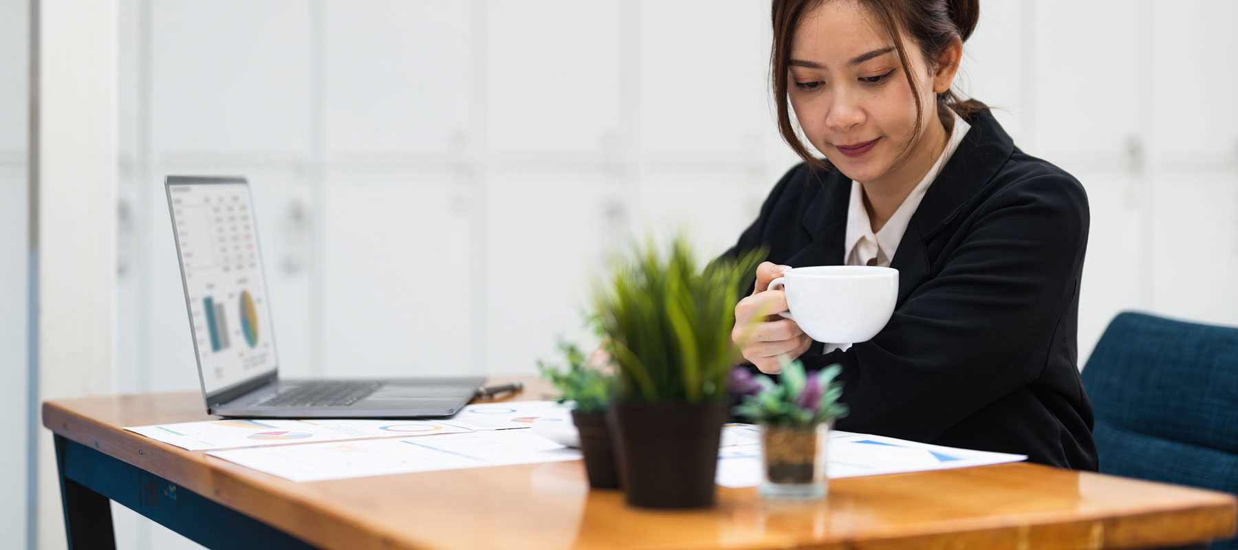 上班族在辦公室泡一杯即溶茶