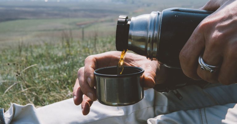 早晨桌上的一杯茶