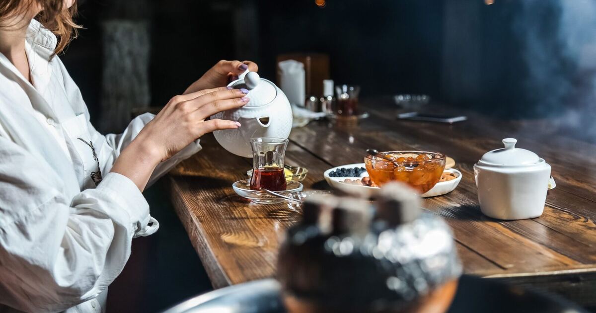 用玻璃壺倒茶