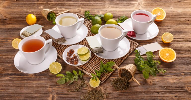桌上四個茶杯裝著不同的茶