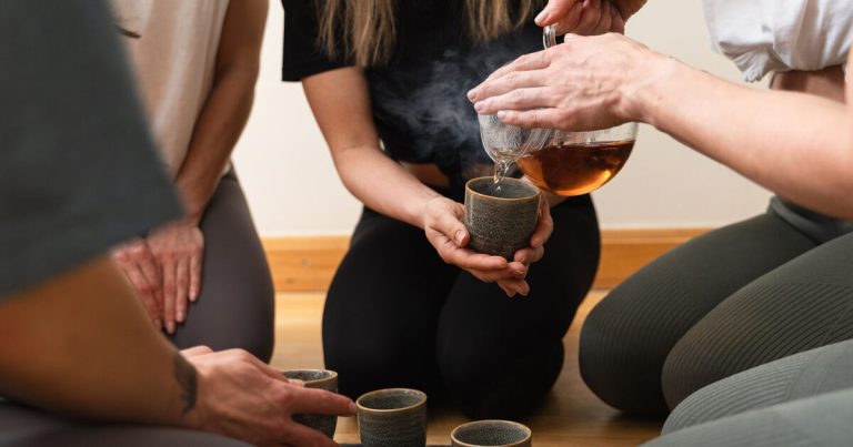 朋友聚會時倒茶