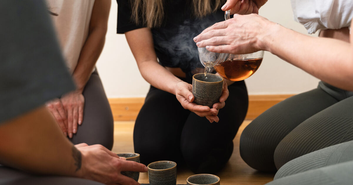 朋友聚會時倒茶